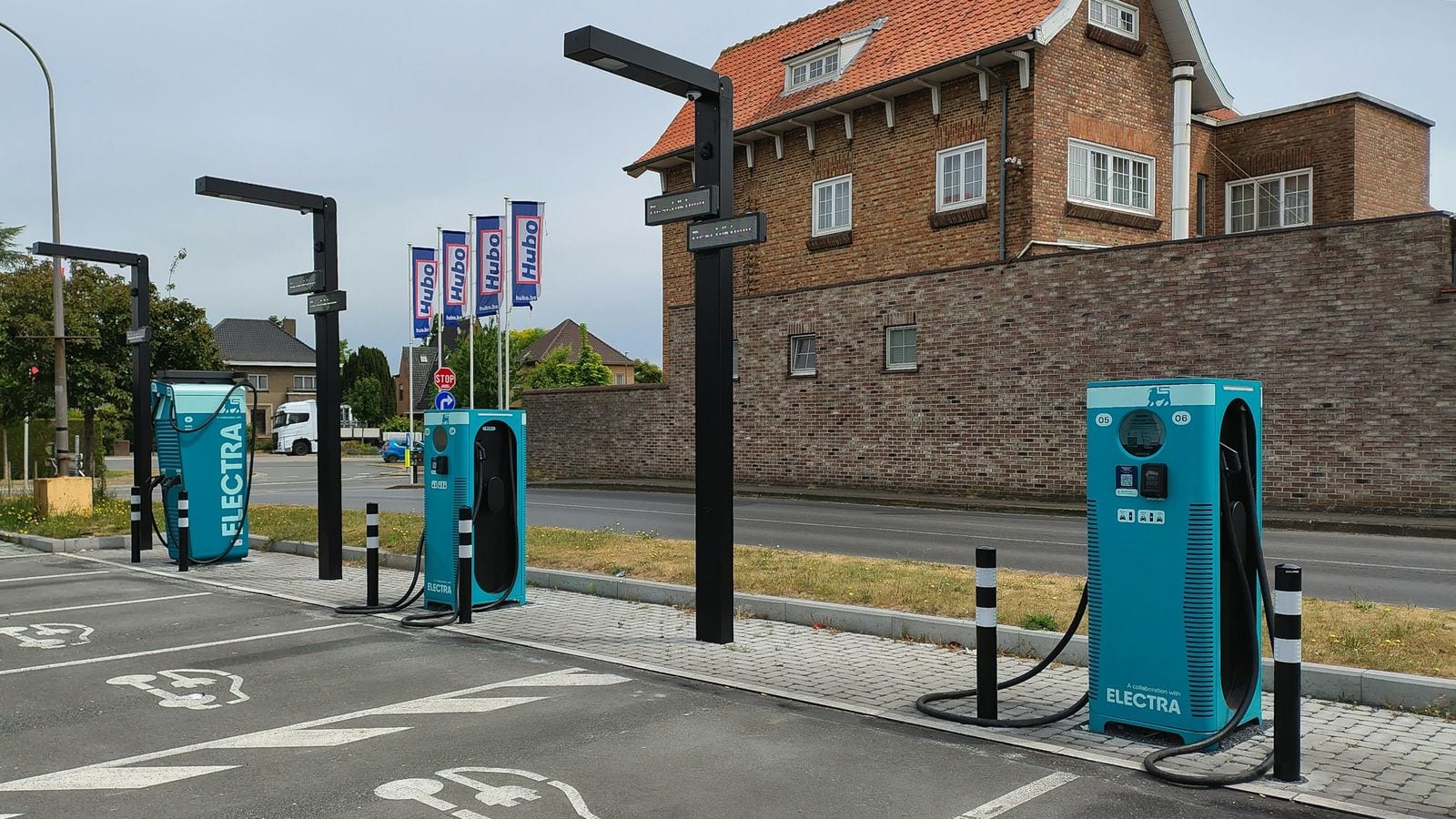 Dos cargadores rápidos de pie en cajones de estacionamiento marcados para vehículos eléctricos